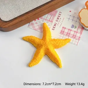 Close-up van een realistische gele hars zeester accessoire voor DIY koelkastmagneten