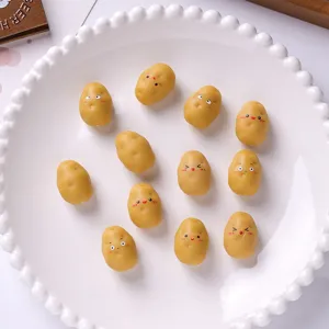 Gros plan de mini figurines de pommes de terre en résine avec visages mignons pour DIY