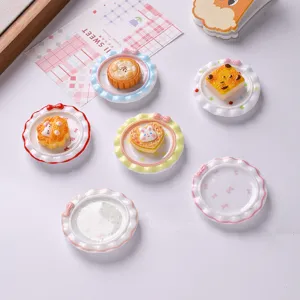 Vue détaillée de mini assiettes en résine avec nœuds et accessoires de cuisine pour maison de poupée