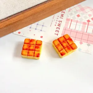 Primo piano dettagliato di un accessorio in resina per pane francese in miniatura fai-da-te