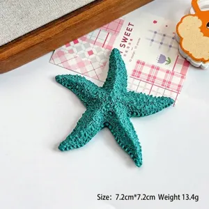 Gedetailleerd macrozicht van een groenblauwe hars zeester bedel voor DIY knutselprojecten