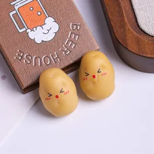 Gros plan de mignonnes miniatures de pommes de terre en résine pour bricolage