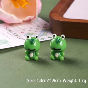 Detaillierte Ansicht kleiner Froschfiguren aus Harz, 1,3x1,9 cm, Gewicht 1,7 g.