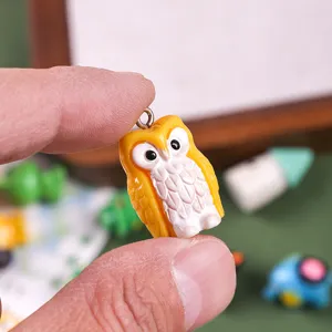 Niedliche gelbe Eulenfigur aus Harz für die Dekoration von Miniaturlandschaften im Garten.