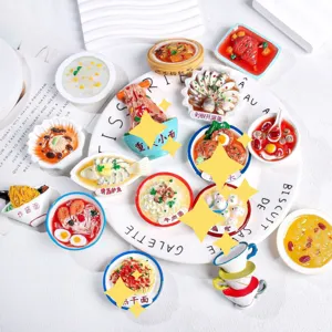 Primer plano detallado de imanes de comida china en miniatura de colores en un plato