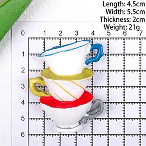 Vista detallada a escala de imanes de nevera en miniatura con forma de tazas de té