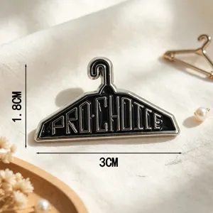 Schwarze und silberne Pro-Choice Emaille-Anstecknadel in Kleiderbügelform 3x1,8cm