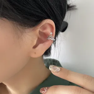 Vista dettagliata di un elegante ear cuff a corona a forma di V con zirconi bianchi sull'orecchio.