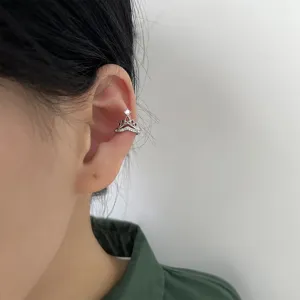 Primo piano del polsino a corona in argento con zircone a V, indossato senza buco