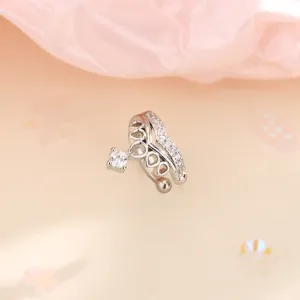 Dettaglio dell'orecchino a polsino in argento a forma di corona con zirconi brillanti