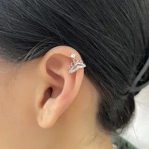 Dettaglio di un elegante earcuff a corona in argento a forma di V con zirconi brillanti