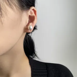 Dettaglio di una clip per orecchie con perla grigio argento per lobi non forati