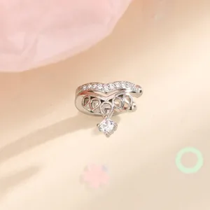 Elegante polsino per orecchio a corona in argento con ciondolo a goccia in zirconi cubici