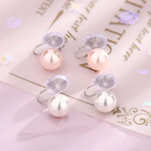 Due paia di eleganti orecchini a clip con perle rosa e bianche per lobi non forati.