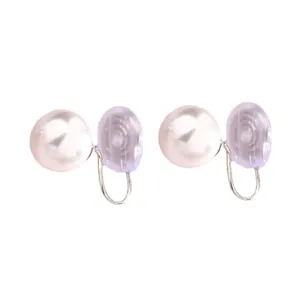 Semplici clip per orecchini a perla tonda rosa per orecchie non forate su fondo bianco