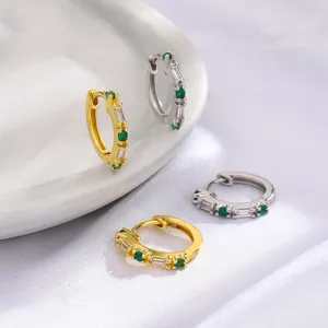 Elegantes pendientes de aro dorados y plateados con circonitas verdes y blancas.