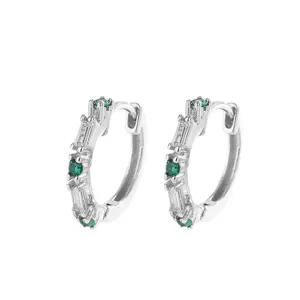 Elegantes pendientes de aro huggie de plata con circonitas cúbicas verdes y transparentes