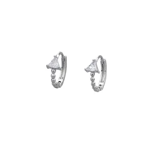 Orecchini a cerchio a triangolo in zircone argento con texture a rilievo
