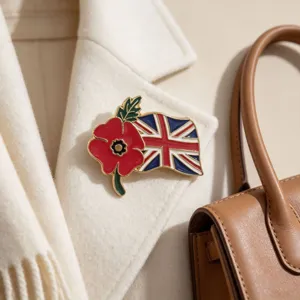 Detail van de emaille Britse vlag en klaproos broche gepind op een witte jas
