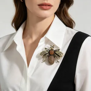 Detalle de broche de abeja vintage con diamantes de imitación naranja y marrón en ropa