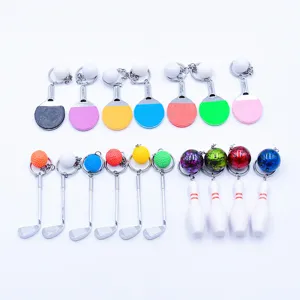 Gedetailleerde collectie sport-sleutelhangers met bowling, golf en tafeltennis charms