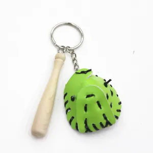 Gedetailleerde weergave van een creatieve groene honkbalhandschoen en houten knuppel
