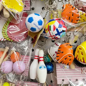 Diverse sport-sleutelhangers met bowlingkegels, voetballen en honkbalhandschoenen.