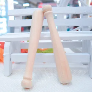 Detailopname van twee onafgewerkte houten miniatuur honkbalknuppels voor knutselen