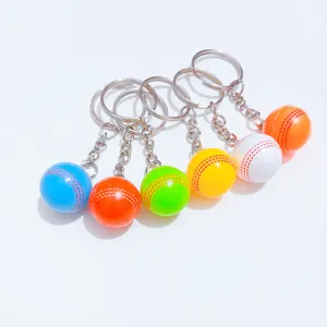 Kleurrijke 2cm mini sportbal sleutelhangers set met realistische stikseltextuur details.