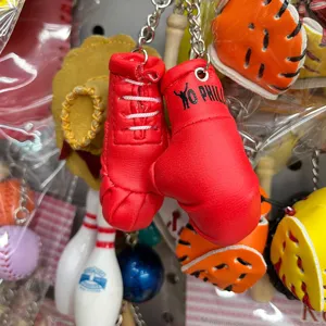 Detailweergave van een rode mini bokshandschoen sleutelhanger met Yo Philly