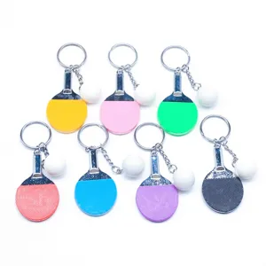 Mini tafeltennisbatje sleutelhangers in zeven kleuren met kleine witte balletjes