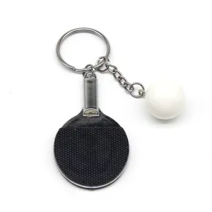 Detailopname van mini tafeltennisbatje sleutelhanger met getextureerd rubberen vlak
