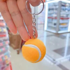Detalle de cerca de un llavero de pelota de tenis naranja con textura suave