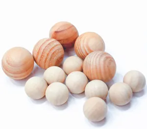Macrodetail van verschillende maten onafgewerkte houten ballen met natuurlijke houtnerf
