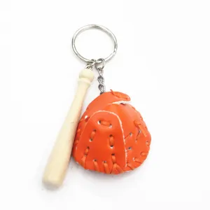 Detailweergave van creatieve honkbalsleutelhanger met oranje handschoen en knuppel