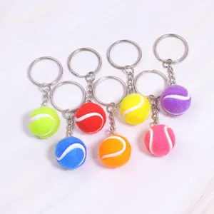 Detailweergave van mini-tennisbal sleutelhangers van 2 cm in zeven verschillende kleuren