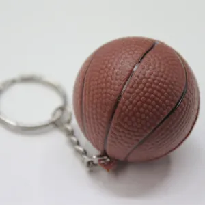 Κοντινό πλάνο καφέ μπρελόκ μπάσκετ με λεπτομερή ανάγλυφη υφή και μεταλλικό κρίκο.