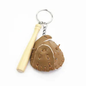 Detailopname van mini honkbalknuppel en bruine lederen handschoen sleutelhanger detail