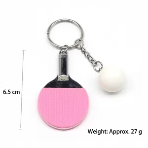 Detailweergave van mini-pingpong-sleutelhanger met roze batje en witte bal, 6,5 cm lang