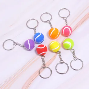 Gedetailleerd overzicht van kleurrijke 2cm mini tennisbal sleutelhangers van vilt