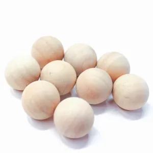 Gedetailleerd overzicht van natuurlijke onafgewerkte houten ballen met gladde textuur