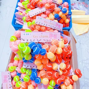 Llaveros de pelotas de tenis de colores apilados en cajas de entrega