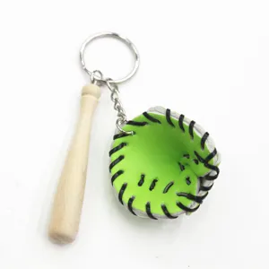 Detailopname van een sleutelhanger met limegroene honkbalhandschoen en houten knuppel.
