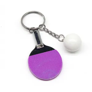Detail van mini-tafeltennisracket sleutelhanger met paarse getextureerde zijde
