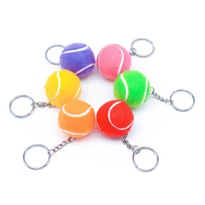 Detalle de llaveros de mini pelotas de tenis de color