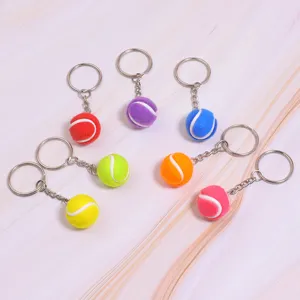 Detailweergave van kleurrijke 2cm mini tennisbal sleutelhangers met pluizige textuur.