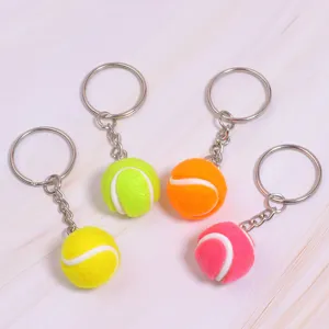 Set van vier kleurrijke 2cm mini tennisbal sleutelhangers met realistische textuur
