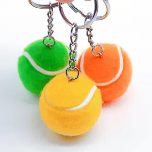 Primer plano detallado de minillaveros de pelotas de tenis de colores con textura