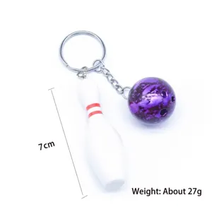 Gedetailleerd overzicht van bowlingpin en bal sleutelhanger met 7 cm maatmarkering en gewicht
