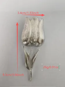Vista dettagliata della spilla a tulipano argento con dimensioni e dati sul peso